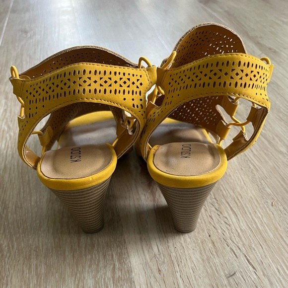NWOT Yellow heeled sandals - Picture 3 of 7